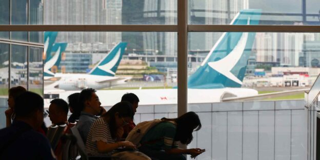 Cathay Pacific, maskapai Hong Kong, meningkatkan laba di tengah konflik