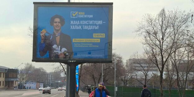 Warga Kazakhstan memberikan suara dalam pemungutan suara konstitusi