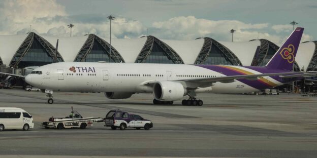 Pesawat Thai Airways di Bandara Suvarnabhumi, Thailand